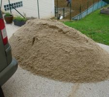 Tas de sable pour la realisation de l'accès au rez de jardin.