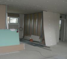 Vue sur une partie de la cuisine, et au fond a droite, le bureau