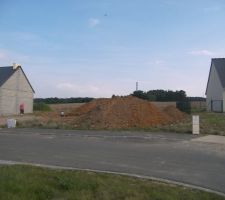 La bute de terre la bas, c est chez nous