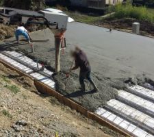 Coulage dalle avec le tapis du camion toupie