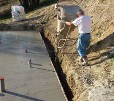 Pour "finir" le béton non utilisé qui allait être perdu, le maçon le coule là où le drain sera placé; ce béton permet également de "fermer" les zones "ouvertes des longrines industrielles.