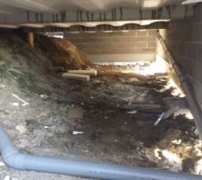 Vue des "dessous" de la maison, après le coulage de la dalle.