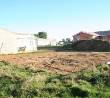 Ouverture chantier, d&eacute;capage du pelon v&eacute;g&eacute;tal sur environ 10cm. Le ma&ccedil;on a trac&eacute; au sol l'implantation des fondations