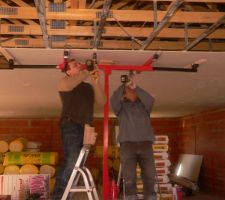 J'avais oubli&eacute; la photo de la pose du plafond. mes bras s'en souviennent! merci papa pour le coup de main