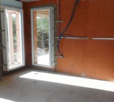 Les rails sur les murs, les gaines vers la cuisine d'été