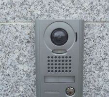 Visiophone installé sur le mur technique près du portillon