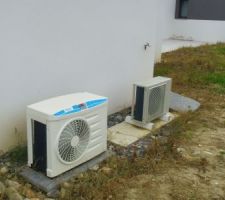 Les PAC piscine et thermodynamique installées côté nord
le long du garage