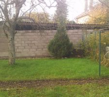 Terrain en pente , sol de la d&eacute;pendance en pente , toit de niveau , mur parall&egrave;le &agrave; la pente.