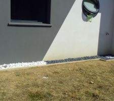 Crépi noir, petits cailloux blancs