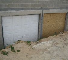 Porte de garage bicolore!!!! N'ayez pas peur, ce sont des portes provisoires en attendant les vraies!!!!