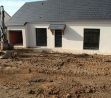 Nivellement de terrain avant
Mise en place du pourtour de la maison en calcaire compacté.
