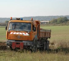 Nivellement de terrain arrière.
Mise en place du pourtour de la maison en calcaire compacté.