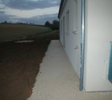 La maison t&ocirc;t ce matin.
pourtours de la maison