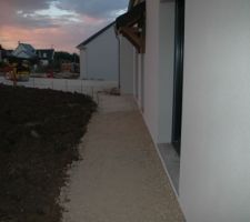 La maison t&ocirc;t ce matin.
pourtours de la maison