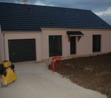 La maison t&ocirc;t ce matin.
pourtours de la maison et chemin d'acc&egrave;s