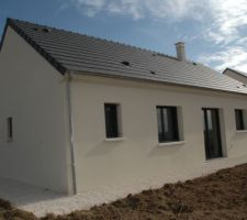 La maison cet apr&egrave;s midi.
pourtours de la maison et chemin d'acc&egrave;s
