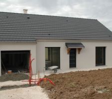 La maison cet apr&egrave;s midi.
Pourtours de la maison et chemin d'acc&egrave;s.
Maconnerie des piliers