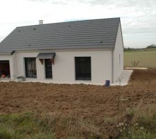 La maison cet apr&egrave;s midi.
Pourtours de la maison