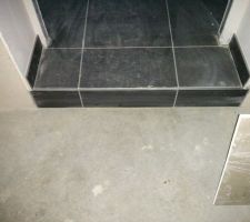 Carrelage entre la porte du cellier et garage