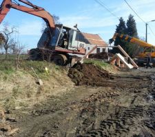 Premier coup de godet pour l'accès chantier.