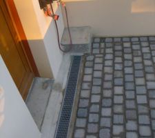 Petite terrasse terminée avec raccord sur ce que j'avais realisé (grille pour eau de pluie).