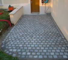 Petite terrasse terminée avec joint barbotine réalisé.