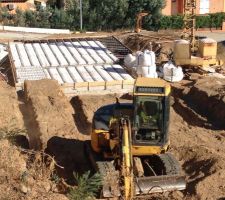 Terrassement et fouille faite de notre terrain juste derri&egrave;re la pelleteuse.