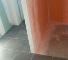 Carrelage salle d'eau du haut et préparation de la douche à l'italienne du haut