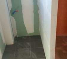 Carrelage salle d'eau du haut et préparation des toilettes du haut