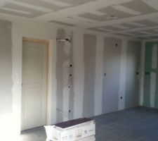 Porte à galandage posée dans le séjour/entrée et côté nuit/séjour - également les mécanismes manivelles pour les volets roulants