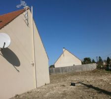 Vue sur pignon droit avec parabole  détecteur de mouvement et tuyau de ventilation.