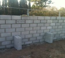 Montage des murs de clôture du lotissement - Photo du samedi 01/11/14