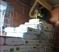 Voilà l'escalier qu'on a fait avec les paquets de Comblissimo pour pouvoir monter la machine à souffler  sur la mezzanine du garage, lol!