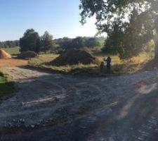 Entr&eacute;e du terrain avec terrassement