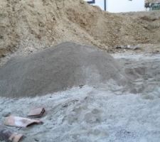 Aujourd'hui on a mis le sable en tas pour éviter qu'il ne soit couvert de terre