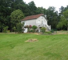 Terrain: petite maison et e bois, vue côté sud.