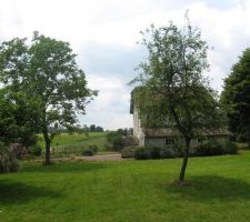 Terrain: petite maison et perspective, vue du fond du terrain, au nord.