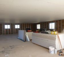 Vue sur les chambres et les 2 salles de bain