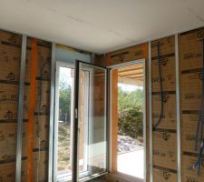 Vue sur la porte menant à la cuisine d'été