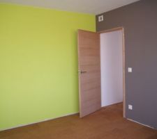 Porte posée, sans finition (manque les chambranles); chêne lignage horizontale, âme tubulaire (massif trop cher à mon goût), livrée placage brut: huilée avec huile dure naturelle Auro blanchie.