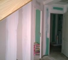 Chambre d ' ami à gauche et 1 ére salle d ' eau au fond