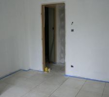 Chambre de Maxence ponc&eacute;e et sous couch&eacute;e.