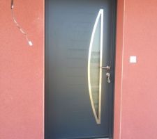 Un zoom sur notre belle porte d'entrée ! On adore la vitre qui éclaire encore plus le séjour de jour comme de nuit !
Reste plus qu'a trouver une belle applique pour éclairer l'entrée !