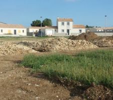 Permis de construire obtenu en 15 jours.
Début des travaux mi-juillet pour couler la dalle avant les vacances d'été pour qu'elle puisse sécher tranquillement
