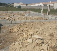 Murs de soubassement en maçonnerie d'agglos creux, épaisseur 20 cm sur une base fde 3 rangs maximum.
Notre terrasse au 1er Plan