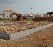 Murs de soubassement en maçonnerie d'agglos creux, épaisseur 20 cm sur une base fde 3 rangs maximum.
Notre terrasse au 1er Plan