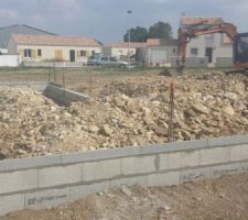 Murs de soubassement en maçonnerie d'agglos creux, épaisseur 20 cm sur une base fde 3 rangs maximum.