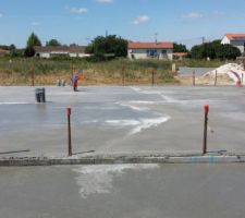 La dalle et oui tout juste coulée avant les vacances d'été pour un séchage estival