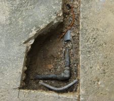 Future piquage sortie du forage pour le surpresseur en exterieur en attente de la fin de la construction , bien &eacute;videmment la canalisation sera tir&eacute; a neuf du forage a la buanderie dans une gaine tpc ce qui &eacute;taient pas le cas jusqu a pr&eacute;sent