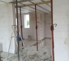 On casse le linteau pour avoir acc&egrave;s aux aciers...